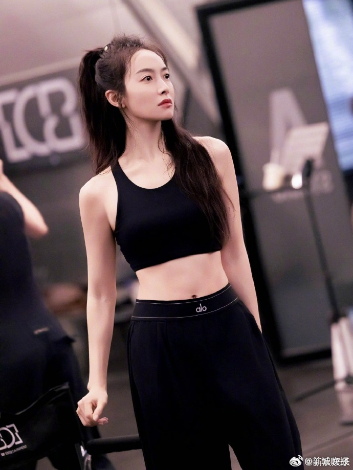 【又美又飒的女明星练习室穿搭，谁的造型最戳你？ 】松弛感与力量感并存，每一套练习