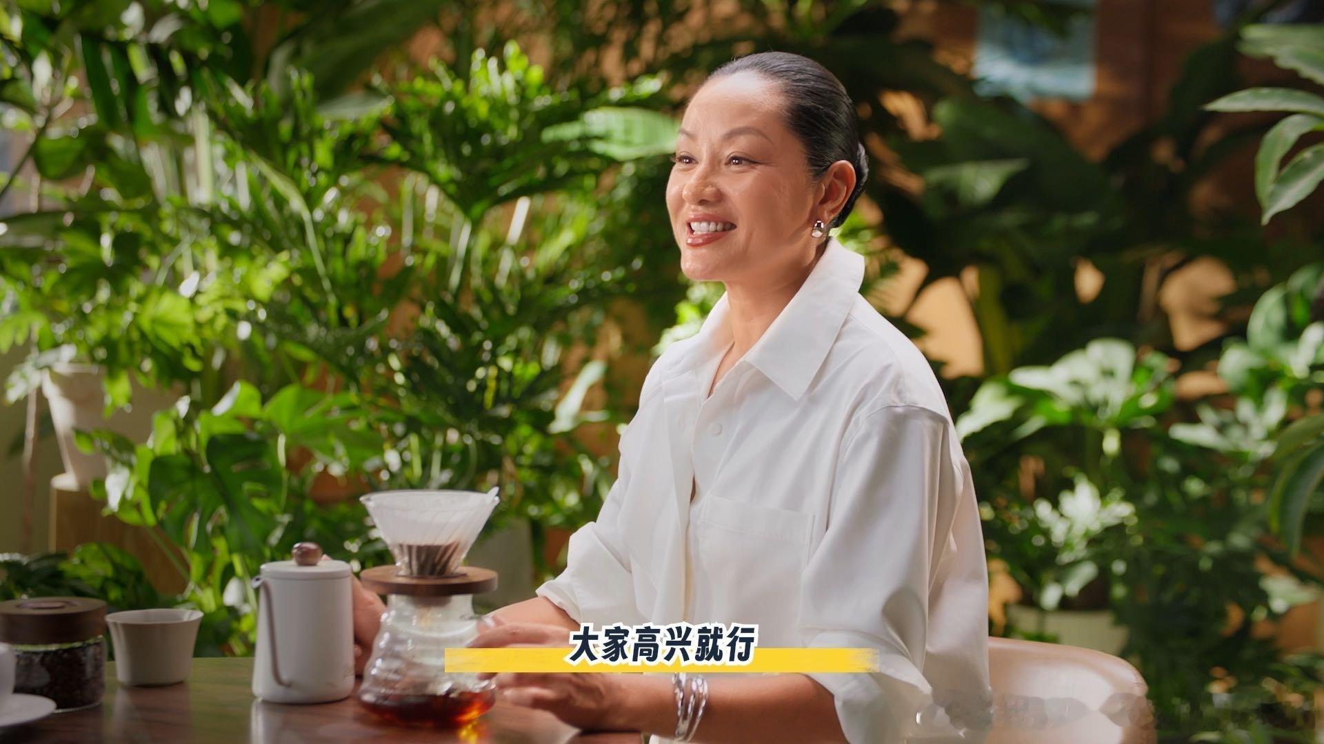瞿颖 颈部艺人从前是风光无限的初代头部超模，如今瞿颖坦然给自己定义颈部艺人。不用
