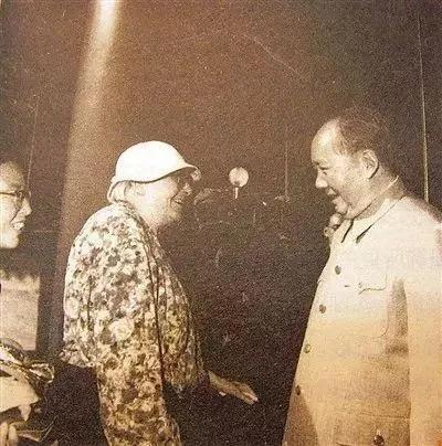 毛主席说：“一切反动派都是纸老虎”
       1946年，毛主席在接受美国记