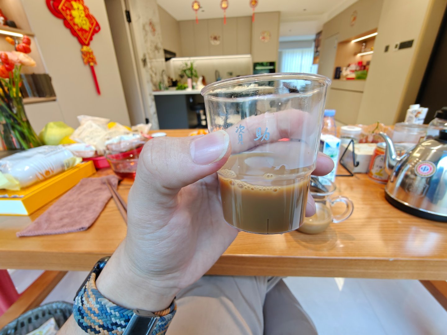 警方回应小米SU7被借走拍色情片 猜一下，是车借给朋友，然后朋友又借给朋友的朋友