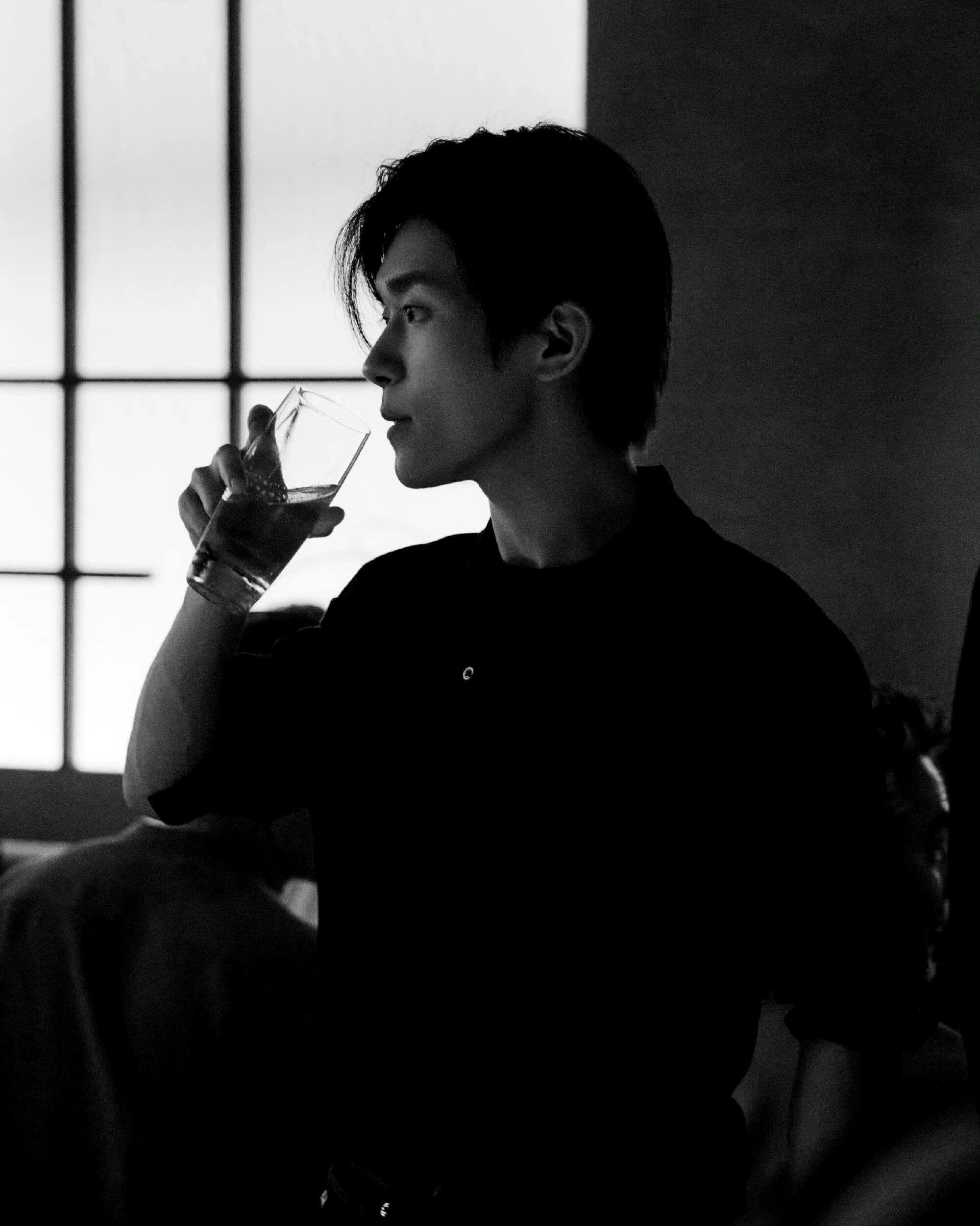 你以为的易烊千玺：🍷实际上的易烊千玺：😉 