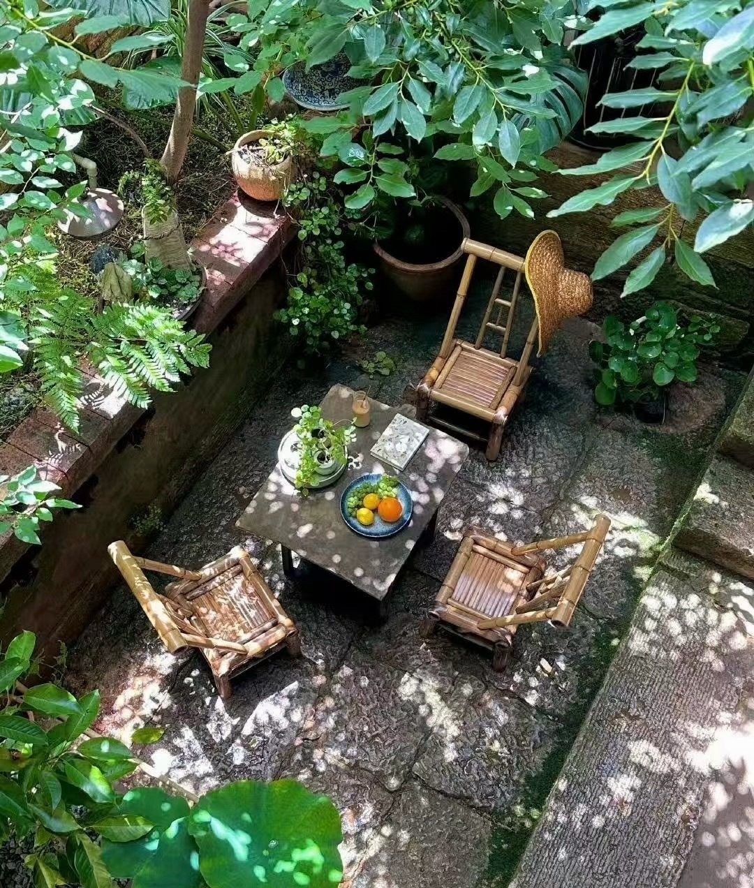 来人，开会，明天怎么操作？要么开盘买点？或者老规矩早盘拉高踢出，盘中跳水回踩后再