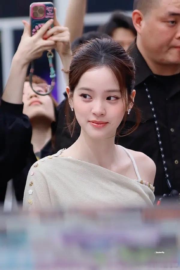 怪不得每个女孩都想成为欧阳娜娜同一件衣服，欧阳娜娜和张婧仪穿上差别居然这么大 