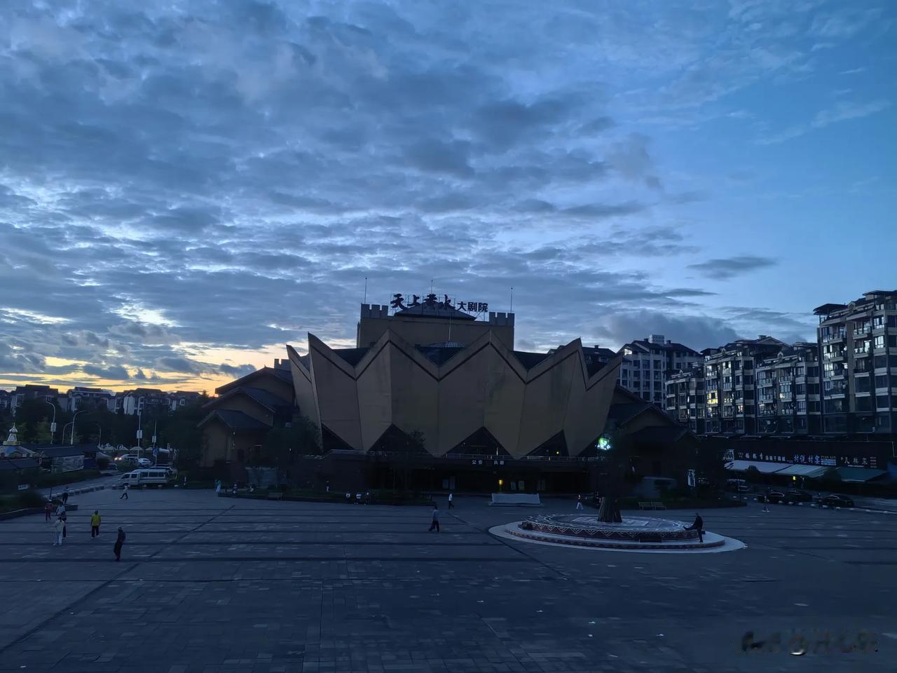听风、看雨、写诗，满眼满心全是你

读到“听风、看雨、写诗，满眼满心全是你”这短