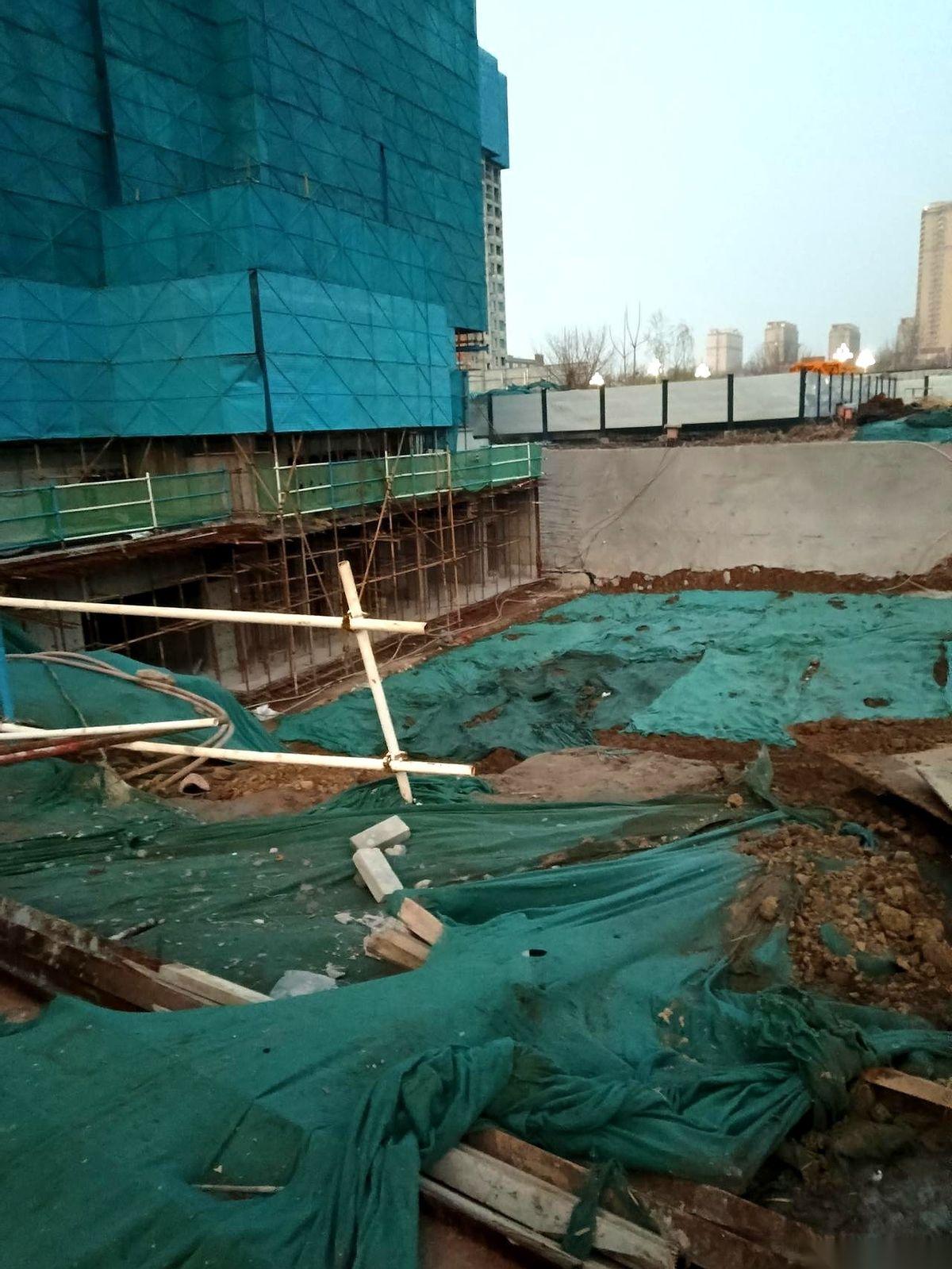 “活儿可以干，但钱，今天下班必须结。”
老板夹着烟的手，在半空停住了。他看着眼前