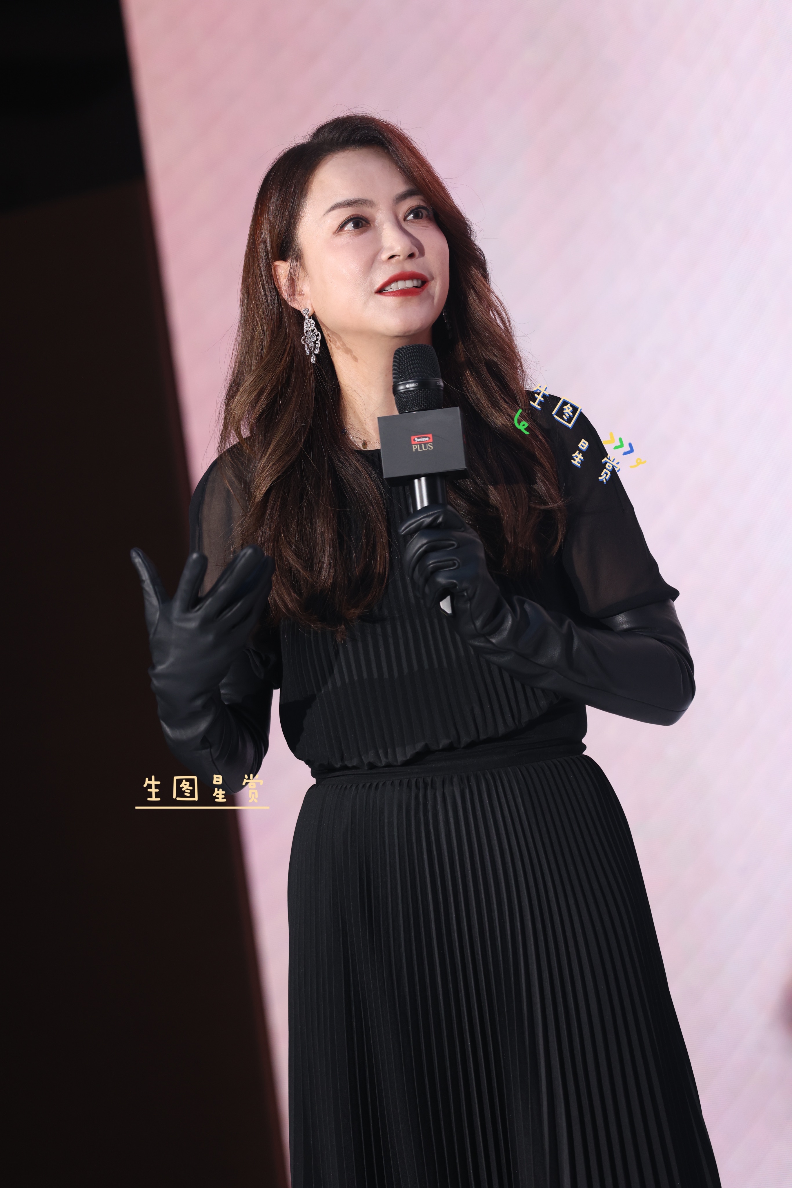 金牌经纪人霍汶希现身上海，职业女强人气场强大[点赞]🖤 ​​​