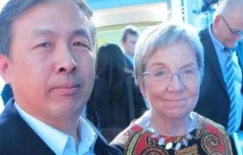 “晚一秒就万劫不复！中国该立刻向美国低头，交出发展权才能保命！”很多人现在再回头