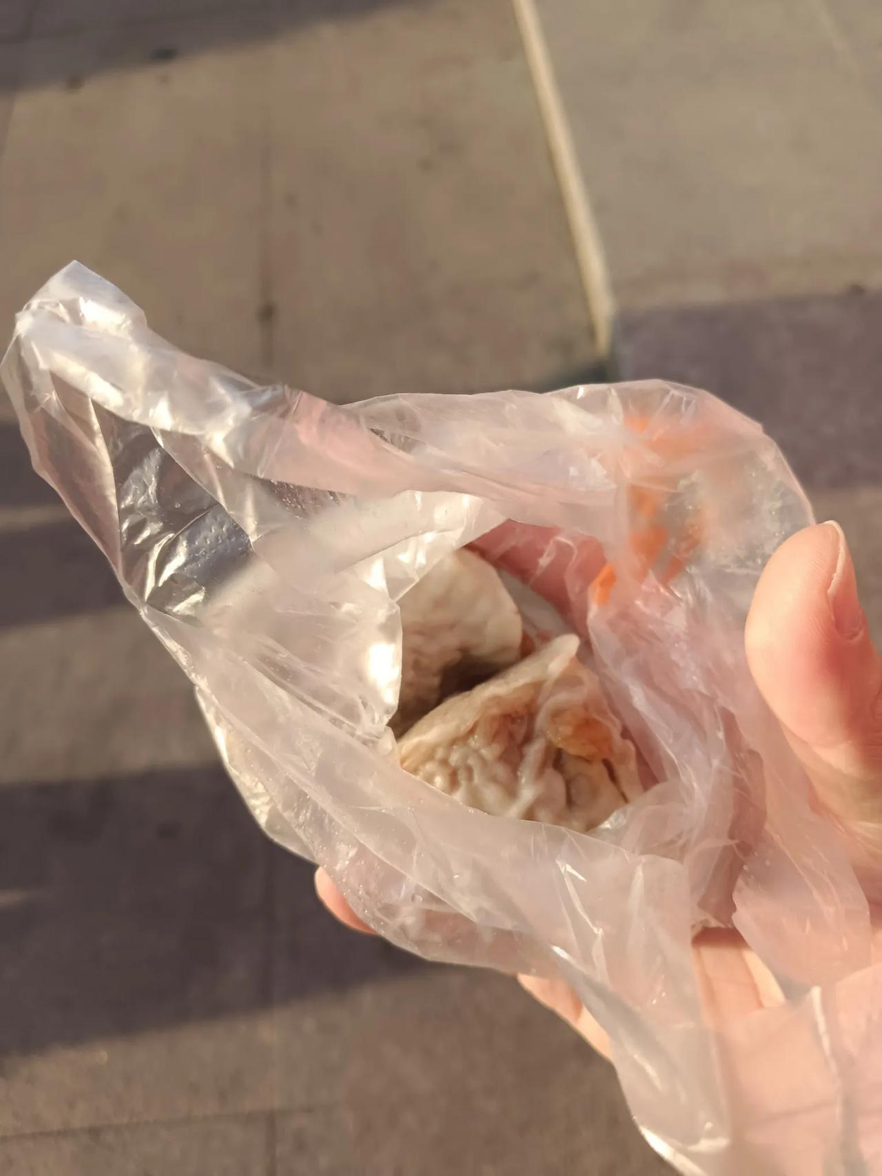 湖北孝感的消费跟武汉一样高。今早去过早，烧麦1.5元\个，豆腐脑2元\杯（如下图