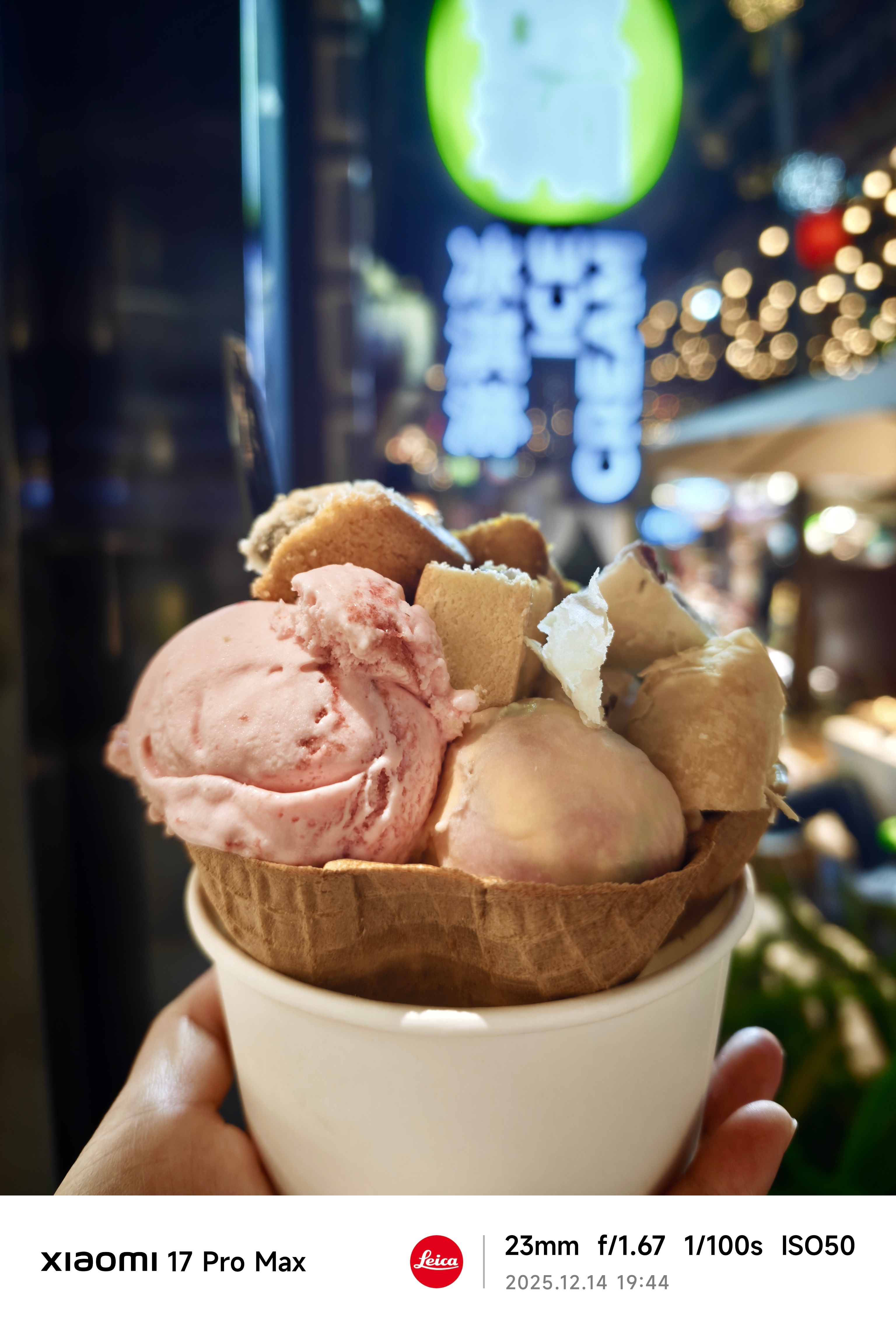 吃到了绝版，老板说今天过了就不上冰激凌了，这么大一碗，下面有三个冰激凌球，上面的