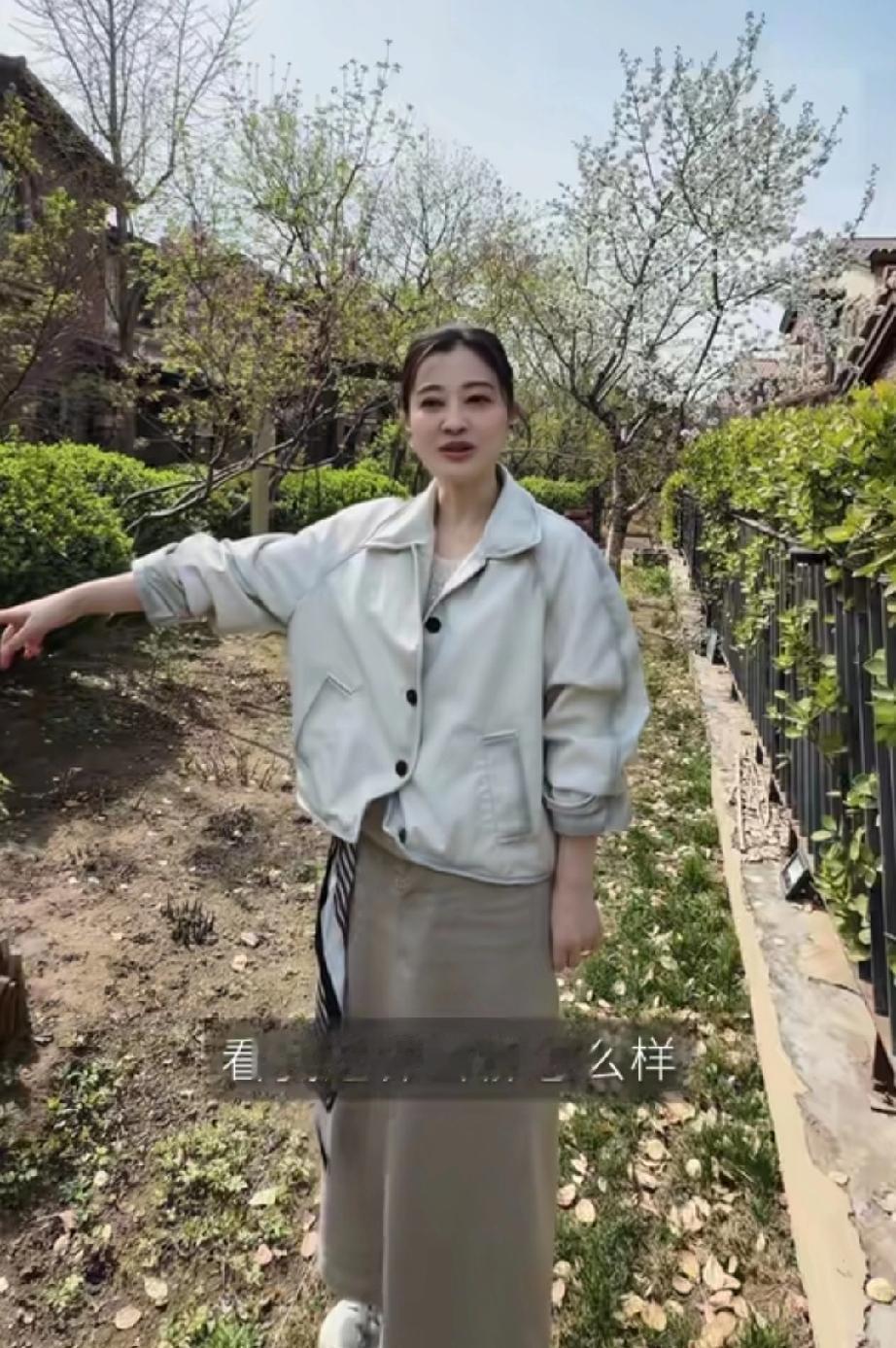 梅婷家院子真大，她逛花市买花装饰家里的小院。虽然知道梅婷一家定居北京住别墅，但没