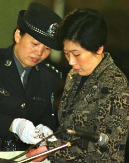 2001年，湖南“女老虎”蒋艳萍被判死刑之后，她还在想尽办法逃脱牢狱之灾，在就她