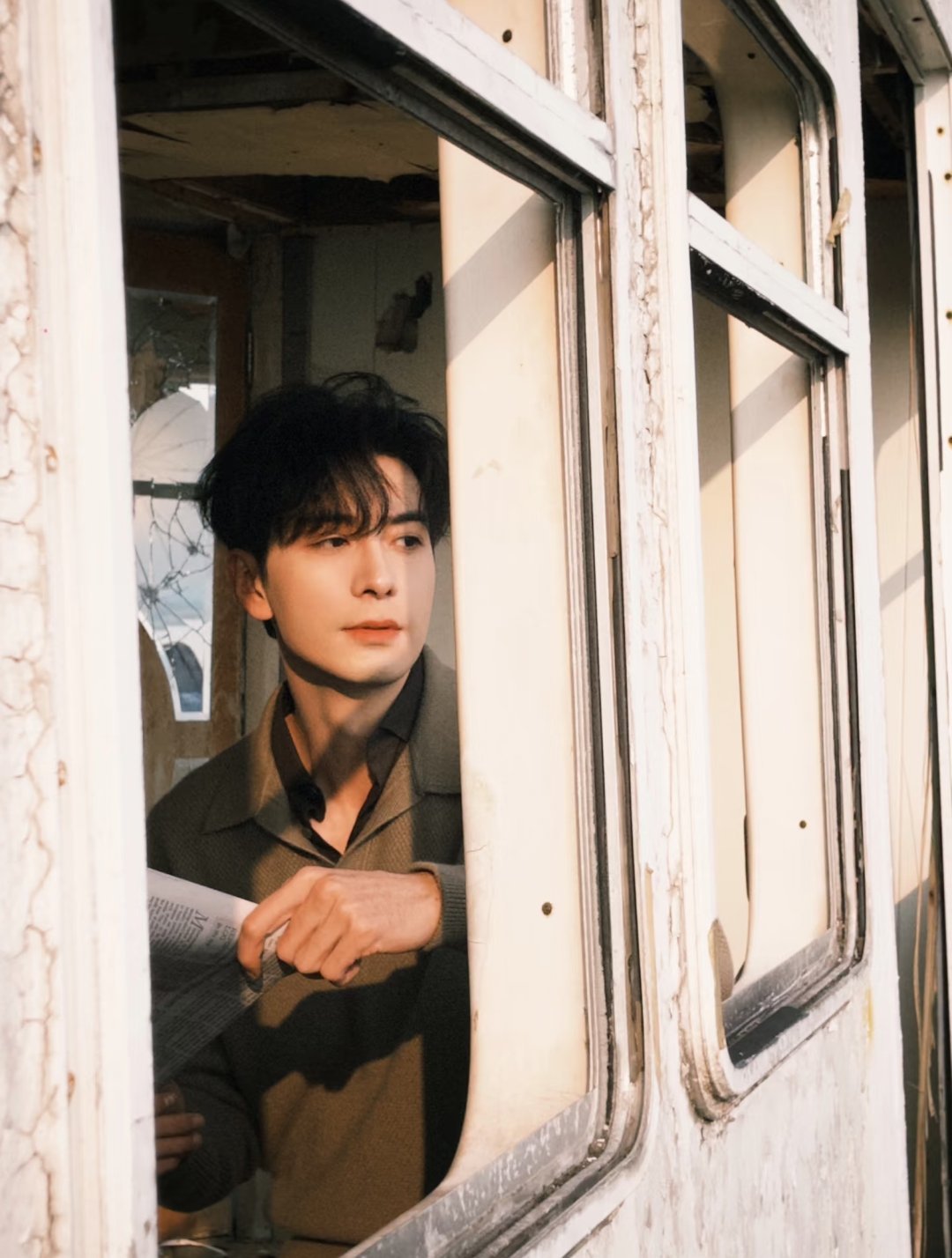 陈星旭看报的一组图～ 