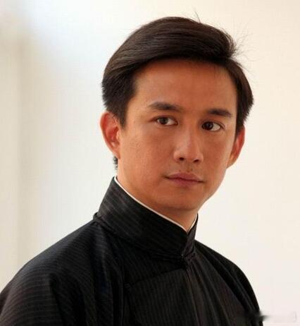 #黄磊首谈儿子#因为自己有次没吃晚饭，儿子趴在自己的肚子上听见了肠鸣，知道是因为