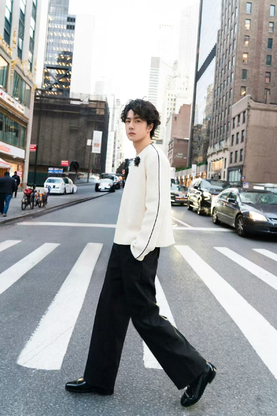 王一博城市中漫游人群里穿行王一博纽约看秀造型出图城市中漫游，人群里穿行，心绪沉淀