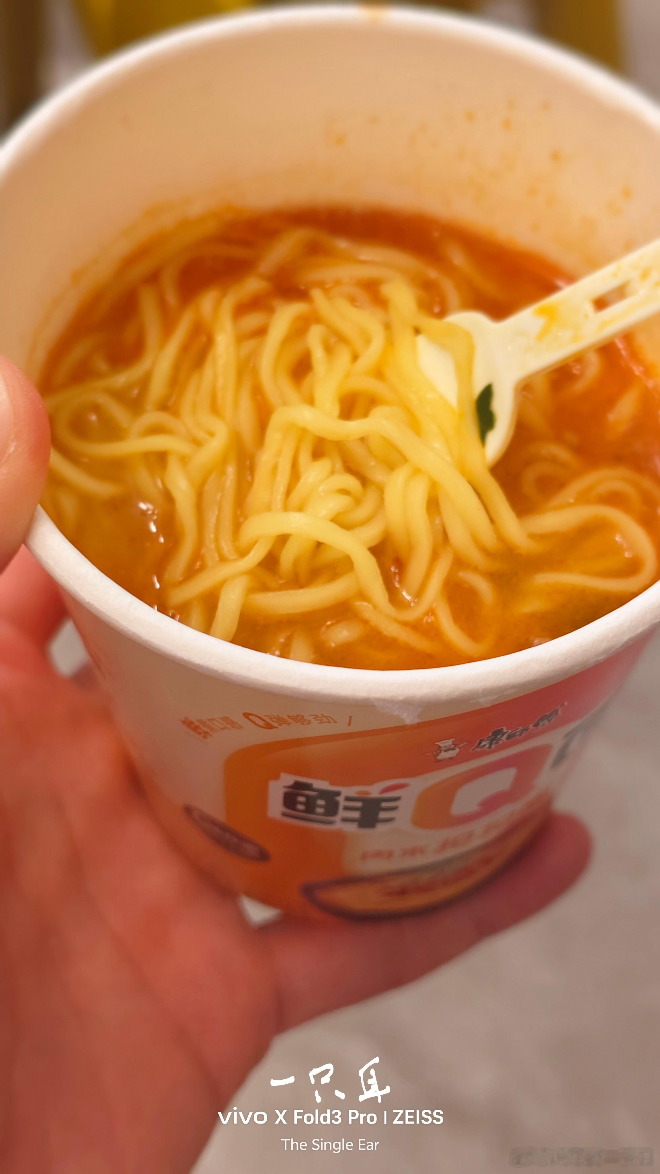 这两天剪了N多片子，累是累，困是困，但剪完片子吃桶机场顺的泡面都特别香！ ​​​