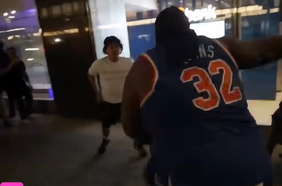 NBA总决赛场外现暴力冲突尼克斯输球，场外肯定有球迷搞事，太疯狂了。尼克斯要夺冠