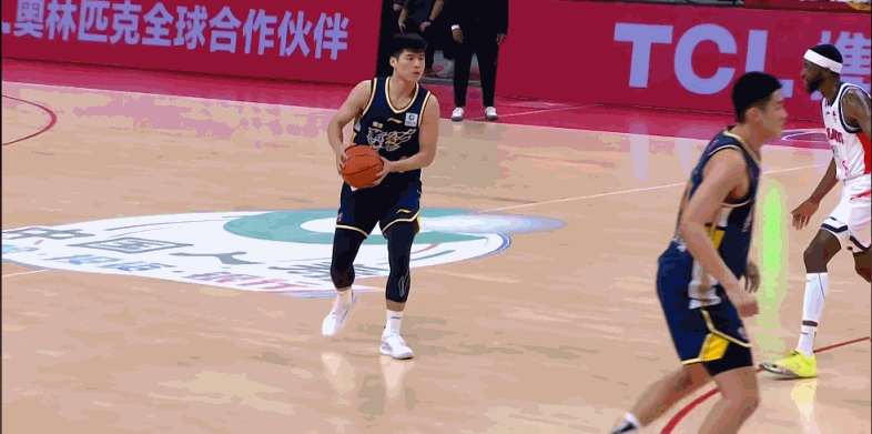 广东德比徐杰大战郭艾伦！中国男篮新老后卫的交锋。
CBA联赛焦点之广东德比，广东