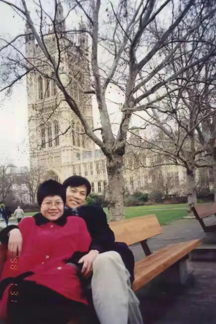 那时李国庆拥着穿红衣的妻子，不知此刻有无想起他的白月光张丹红。实话实说，那个年代