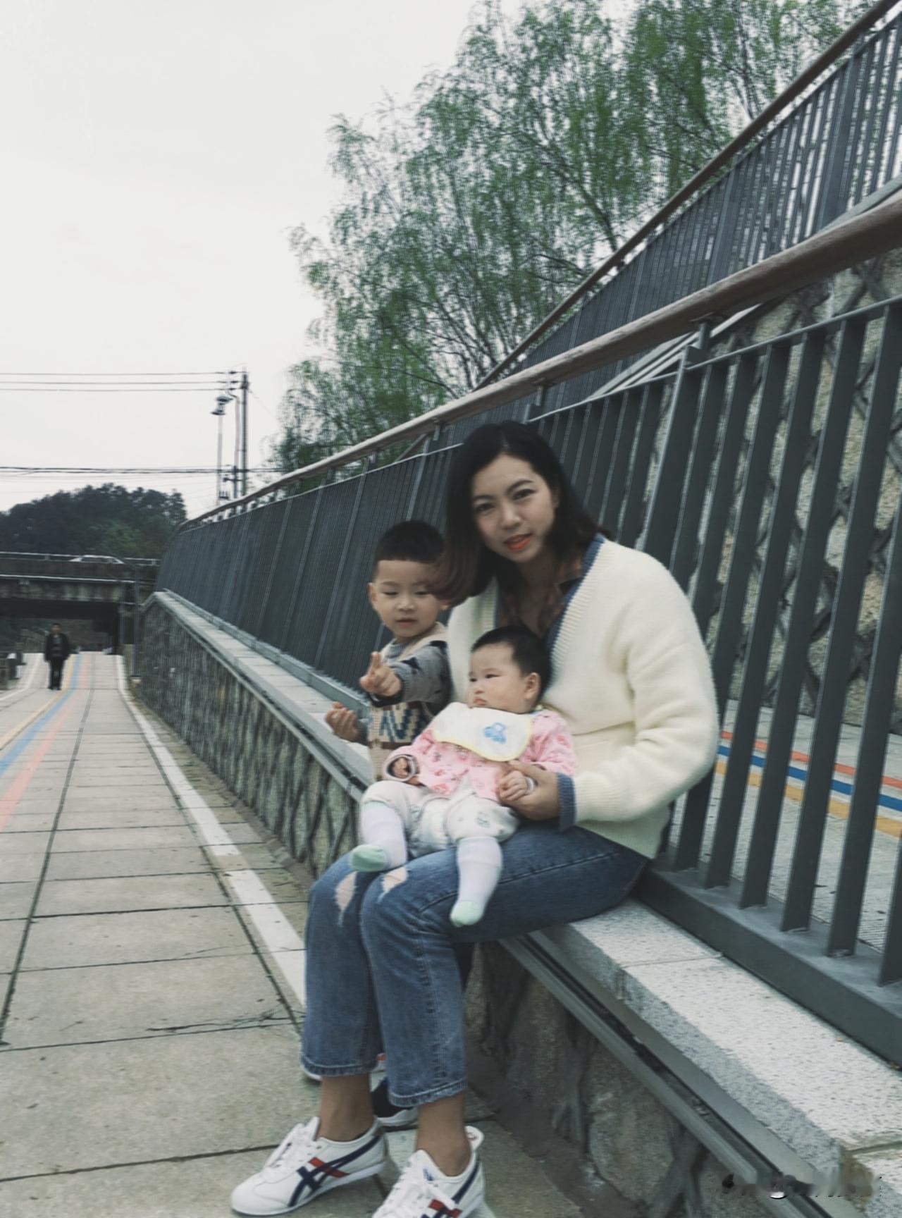 这双鬼冢虎，是在当时特别火爆的时候买的，却能安安静静陪了我六年。一直想扔了换一双