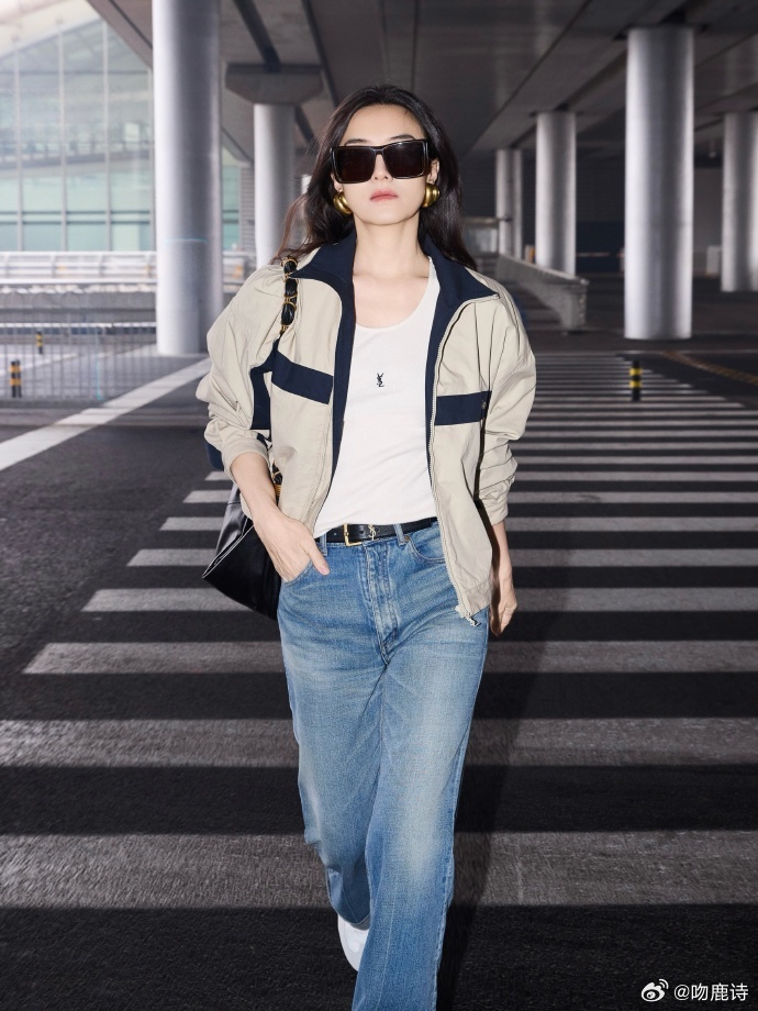 宋佳到巴黎就开始唠嗑谁懂这种亲切感啊，宋佳到巴黎就开启唠嗑模式，跟粉丝聊得热火朝