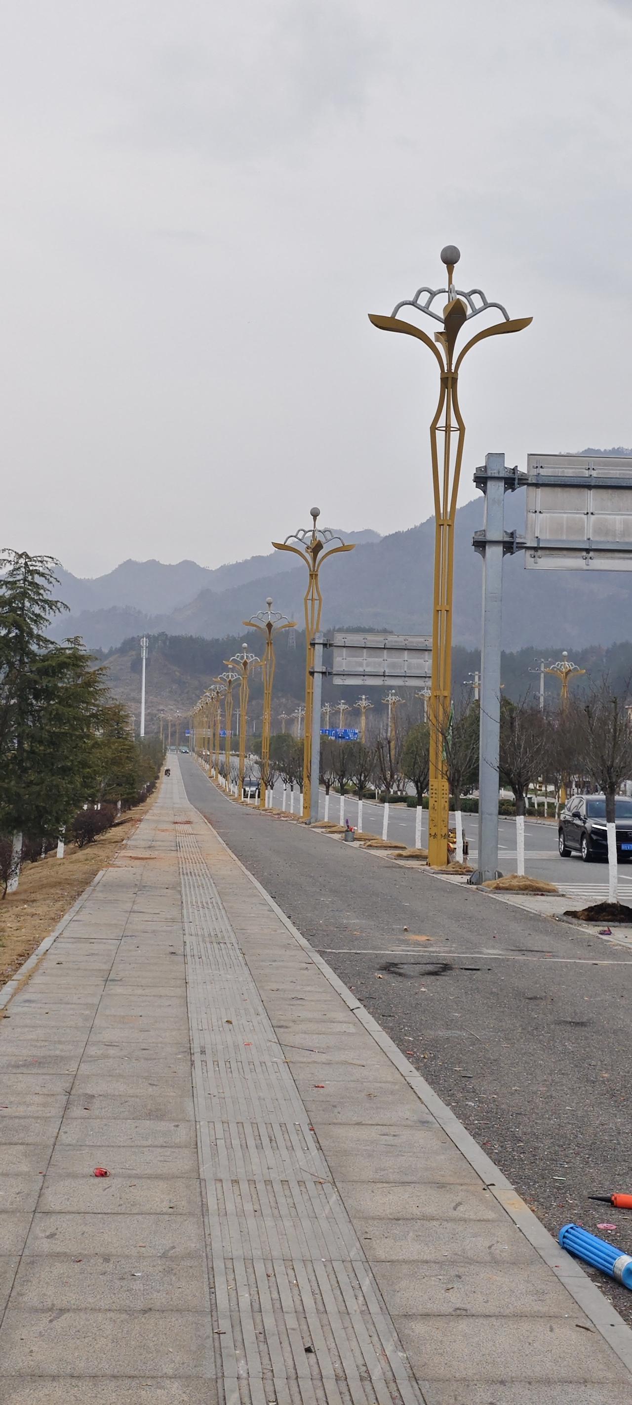 过年在家，随手拍了些家乡的风景。
山、水、桥、小路，都是最真实的模样。
安静，踏