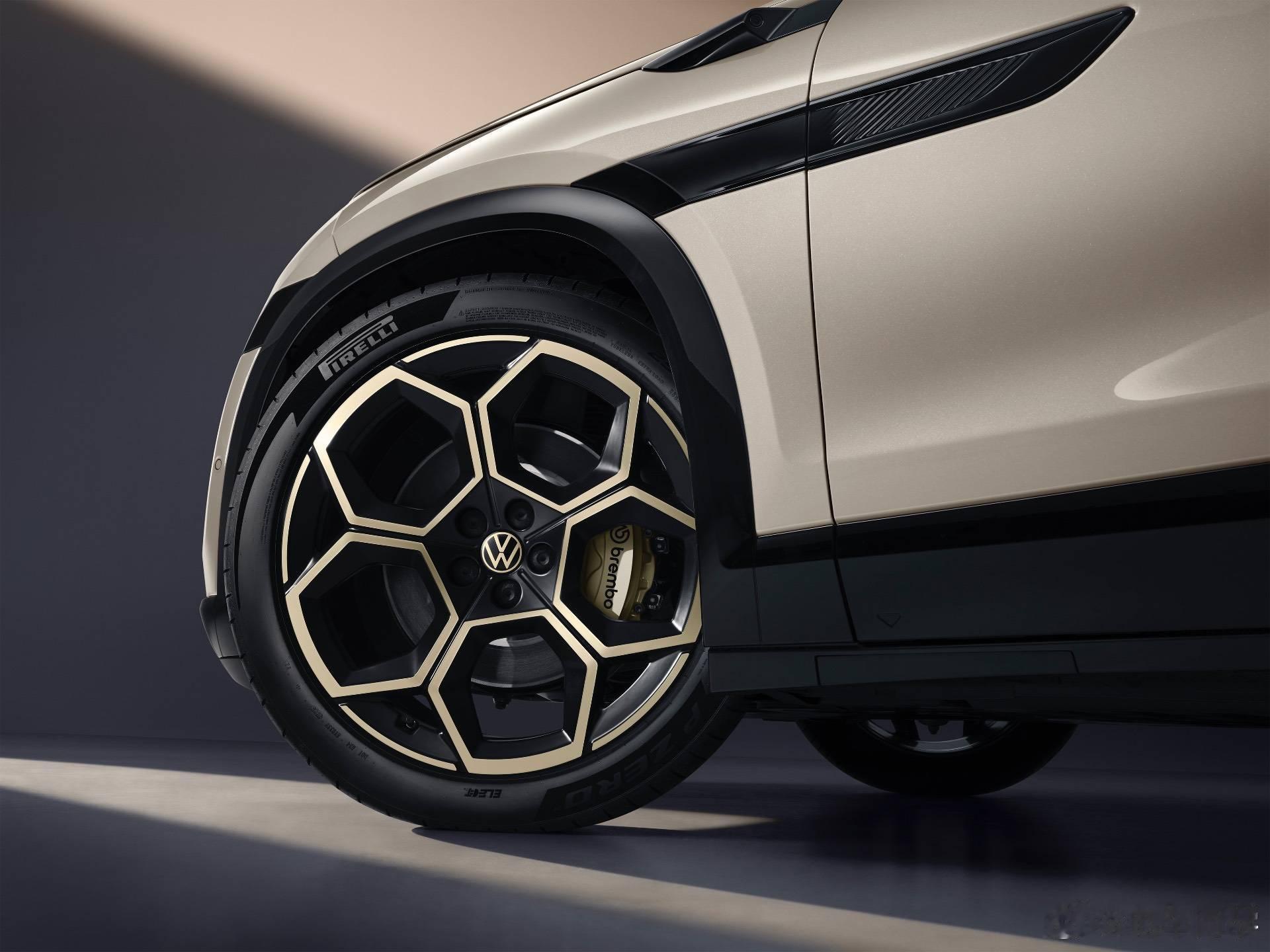 原来与众 08 的轮毂设计灵感来源于足球，我说咋这么眼熟。可以，运动元素从头贯彻