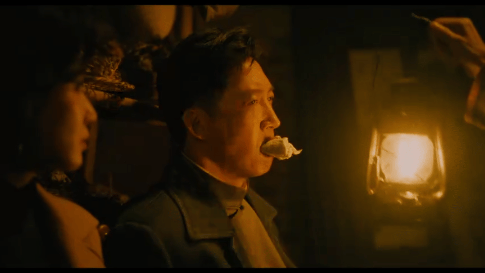 张若昀刀刮喉结镜头被张若昀眼神盯毛了 真的被他盯得浑身起鸡皮疙瘩，那个眼神里的戏