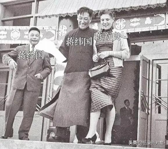 年轻时的蒋纬国一边走一边搂着嫂子的一幕，与嫂子有说有笑根本无视一旁的哥哥蒋经国。