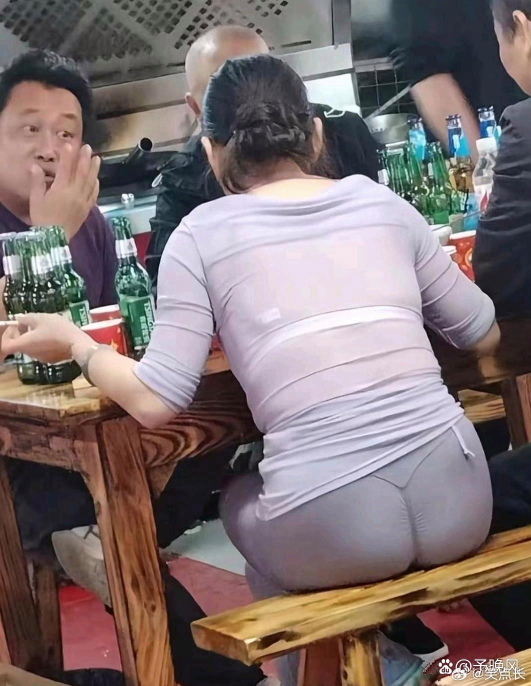 外出吃饭偶然遇见一位女生，身材十分出众，气质看着也挺不错的。 ​​​