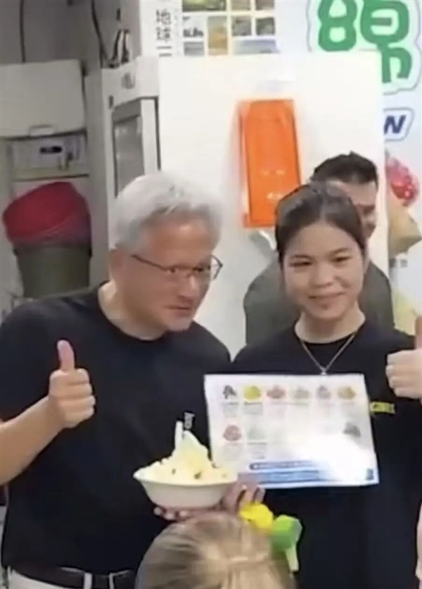 【黄仁勋现身中国台北夜市吃绵绵冰胡椒饼 闽南语花式夸美食】5月24日晚间，英伟达