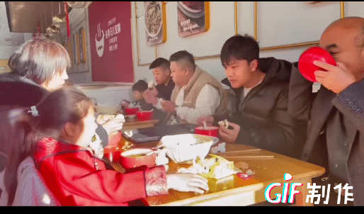 富豪家的早餐就是那么朴实无华。
解清帅的哥哥分享弟弟回家后第一个全家吃早餐幸福视
