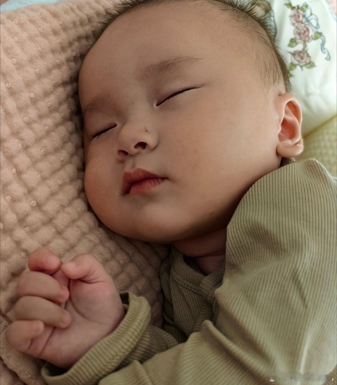 三点醒哄快一个小时睡了放那后，静静的等了一会，我准备悄悄地起身喝口水，突然眼睛睁