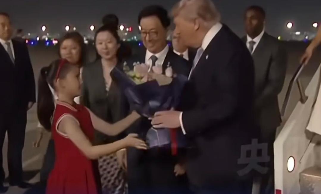 在今晚的迎接仪式中
最令我感动的不是整齐划一的仪仗队
也不是现场热情的欢迎人群，