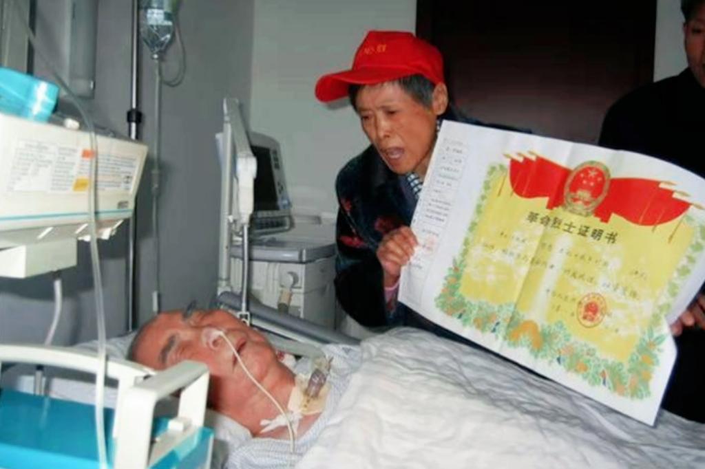 1998年北京老人去世，养女整理遗物吓得求助政府，那件旧棉袄里竟然藏着60年前惊