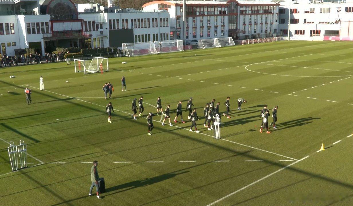 🚨約西普·斯坦尼西奇與康拉德·萊默爾（兩人皆因傷缺陣）、薩沙·博伊（因病缺席）