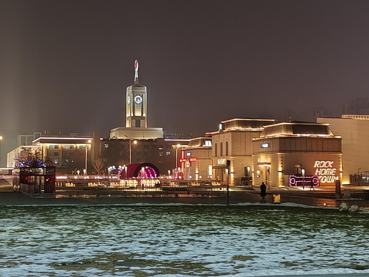 分享一下你随手拍下的照片雪后的广场静悄悄，雪白灯亮树立。静谧之中透着光的美，雪的