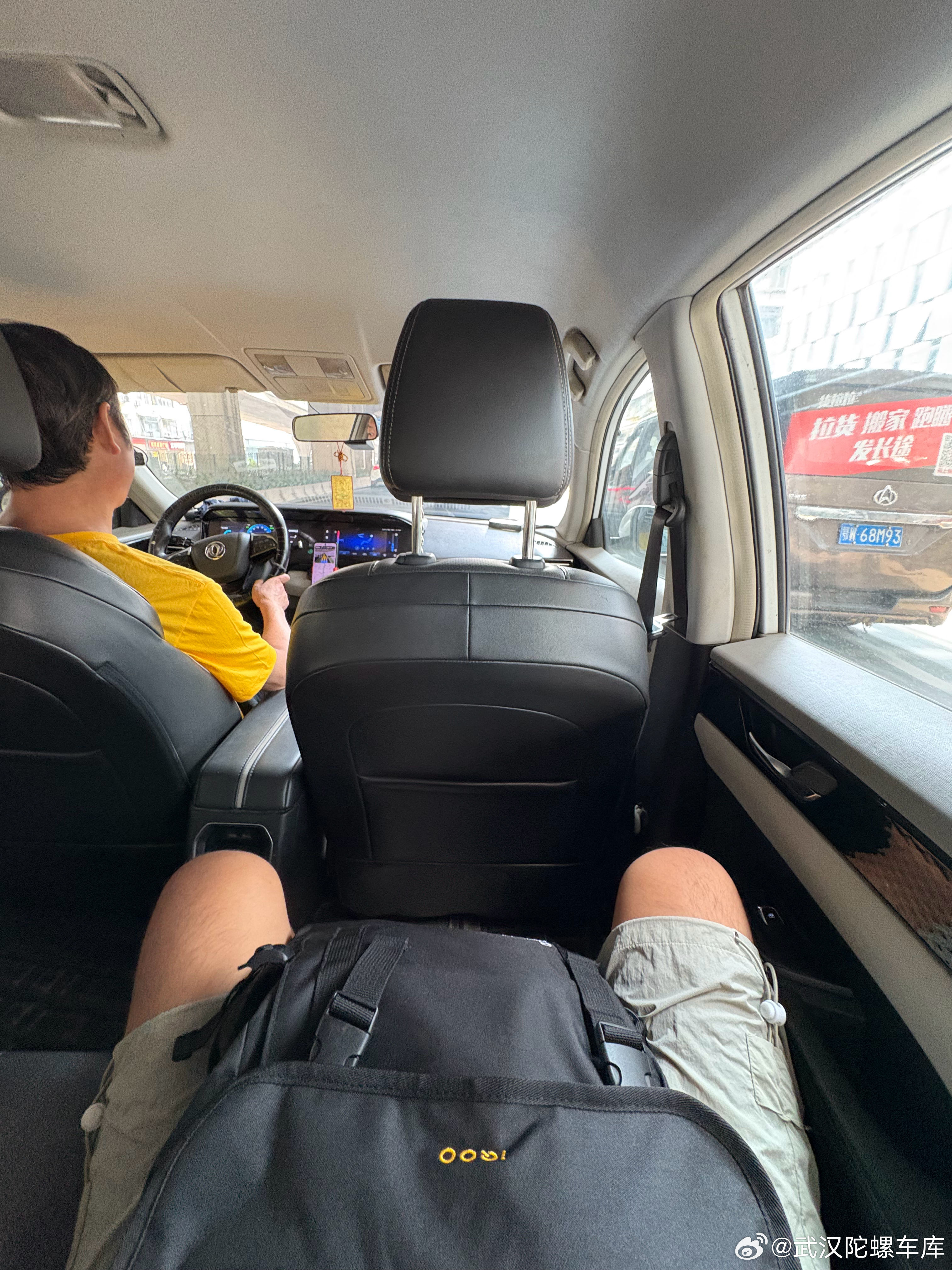 一个人一个包打车去隔壁市淘车去了小汽车业务欢迎骚扰[不愧是你]  ​​​