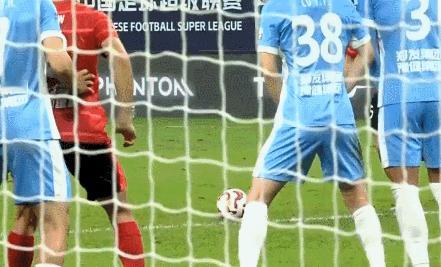 成都蓉城先拔头筹！严鼎皓任意球直接破门，1球领先河南队。
成都蓉城这个进球有点戏