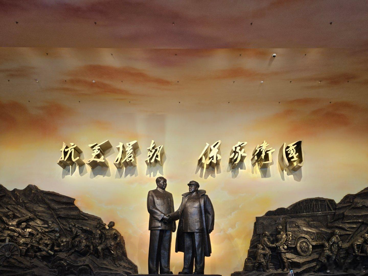 #跨越山海悦见丹东# 每一块石碑，镌刻着不朽的荣光；每一张照片，定格了英勇的瞬间