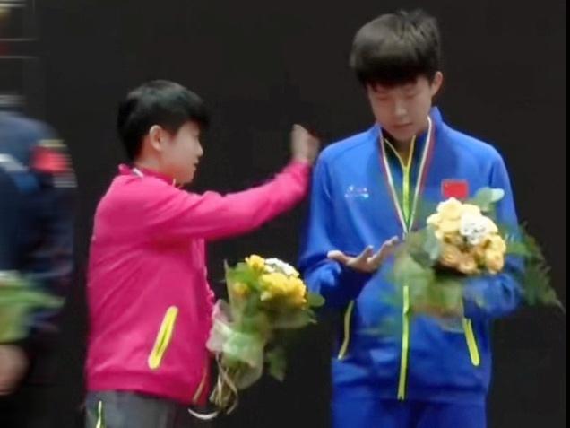 愿与孙颖莎、王楚钦一同不惧前路漫长，心向光芒，共赴属于我们的独家未来。

赛场之