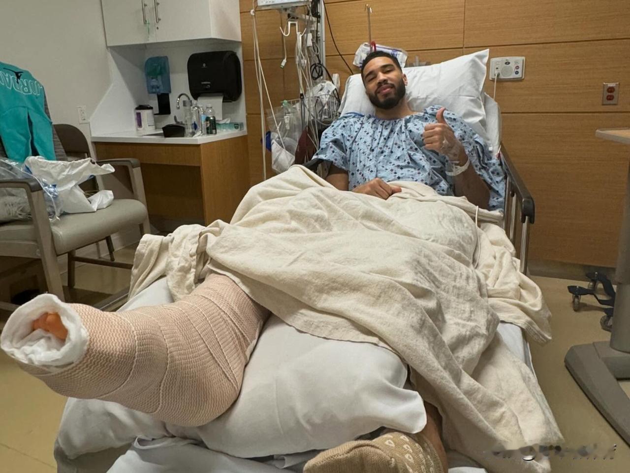 塔图姆即使伤愈，也不可能选择本赛季复出！
原因很简单，凯尔特人本赛季在杰伦布朗的