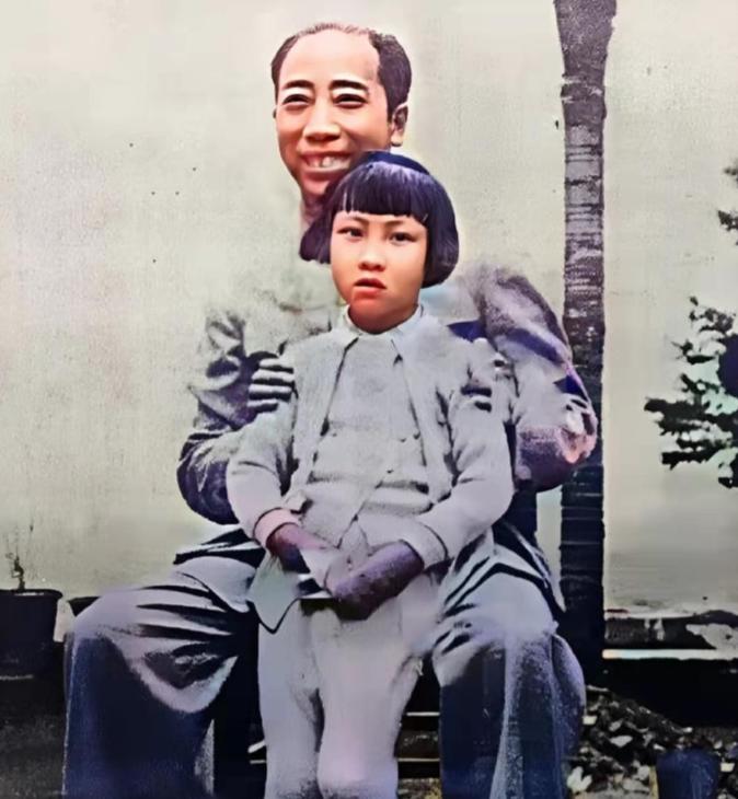 照片中，戴笠怀里的女孩并非他的女儿，而是他的养女。令人意想不到的是，这个养女竟是
