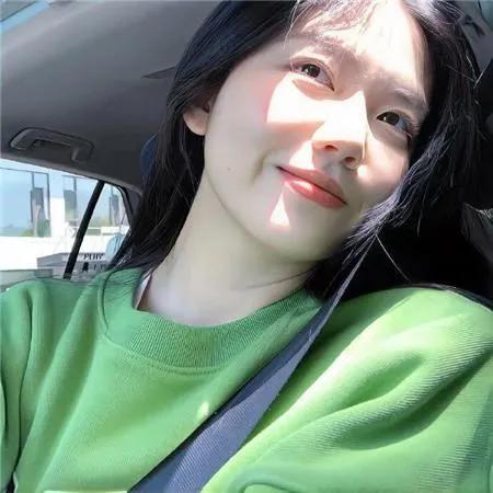 阳光明媚，车后座上的我😊车后座自拍 车边自拍 我在车里的自拍 车后座上的少女 