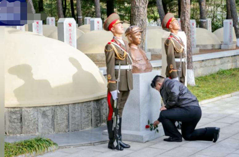 动容！一束绚丽鲜花凝聚朝中深厚友谊！朝鲜劳动党总书记、国务委员长金正恩单膝跪地，