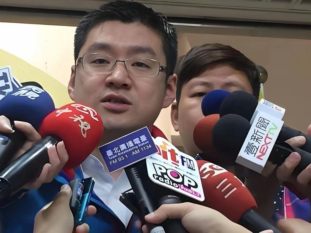 卢韩出手反击了，子弟兵议员打响第一枪！向国民党副主席季麟连爆粗口：“德不配位，丢