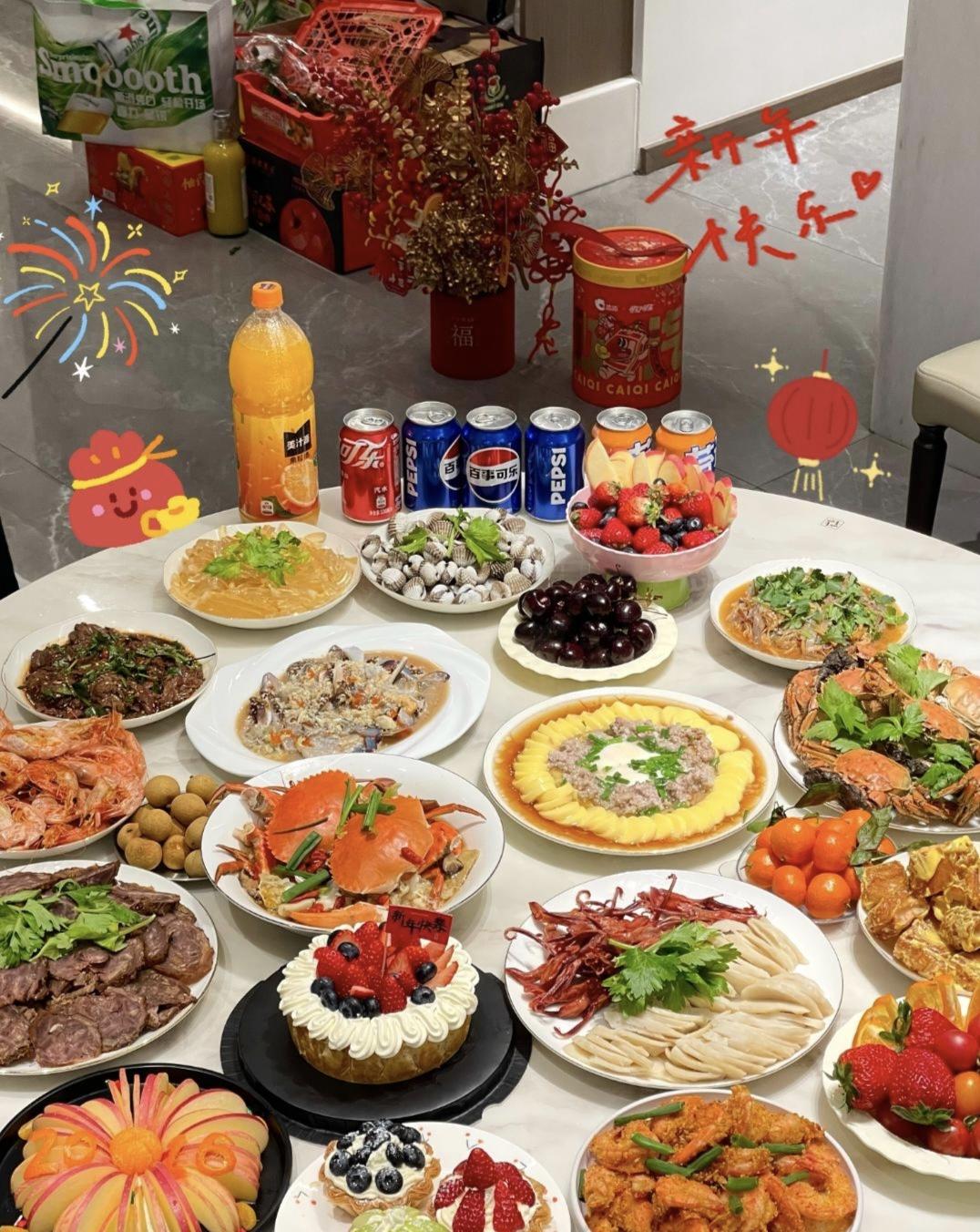 00后的年夜饭真的是太有个性了！

以前长辈掌勺的年夜饭，菜式是各种美味的传统中