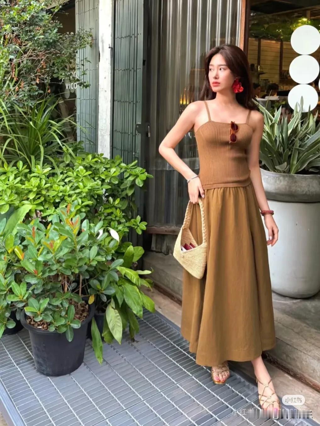 杨采钰今日穿搭明贵气十足的法风女人
杨采钰身上的贵气优雅感是与生俱来的吧，针织