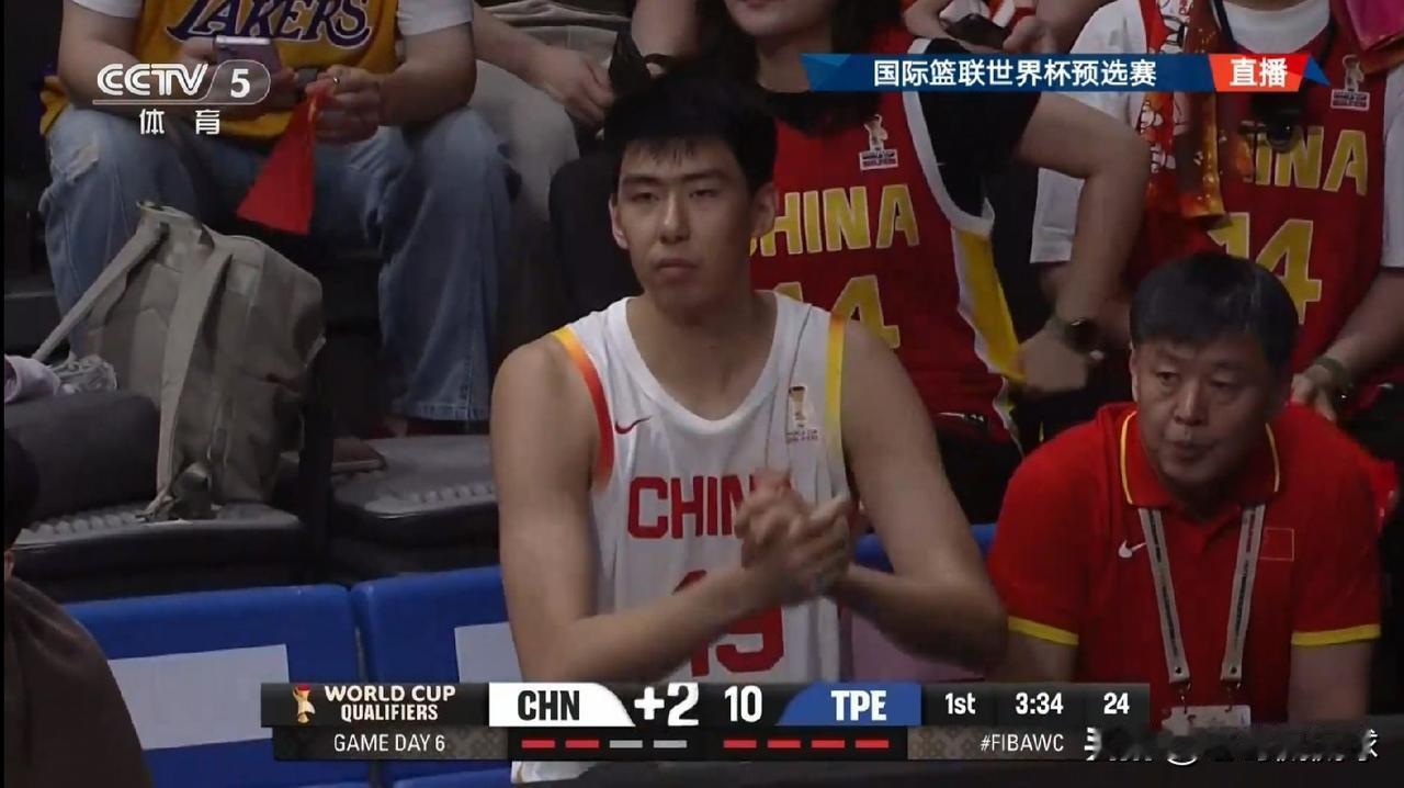 中国男篮新星徐昕真是太想上场打球了！在今天进行的中国男篮和中国台北男篮的世预赛中