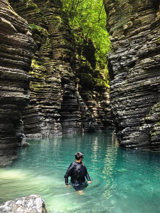 很难相信重庆有这么美的玻璃水溯溪桨板路线