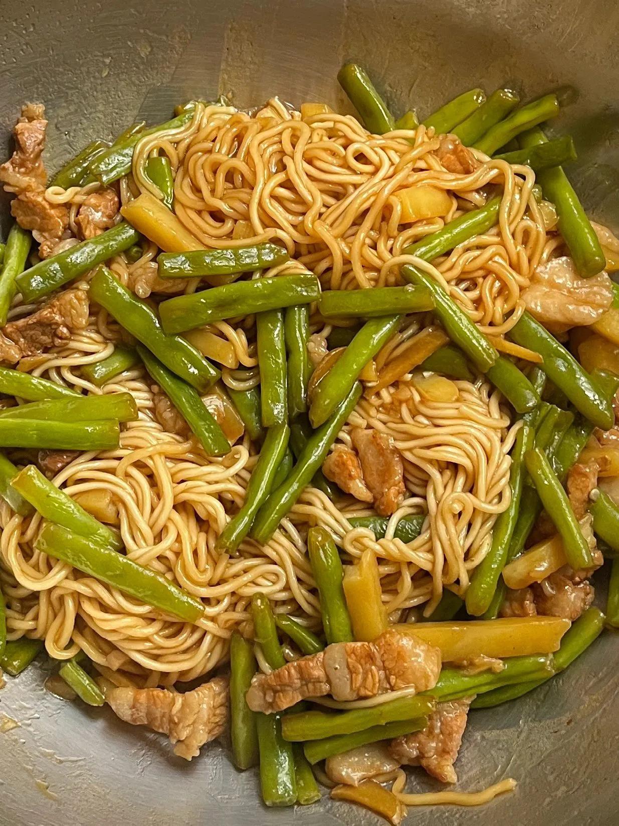 信我!!豆角焖面真的好吃哭!
       豆角焖面在我心里的地位不可撼动是真的